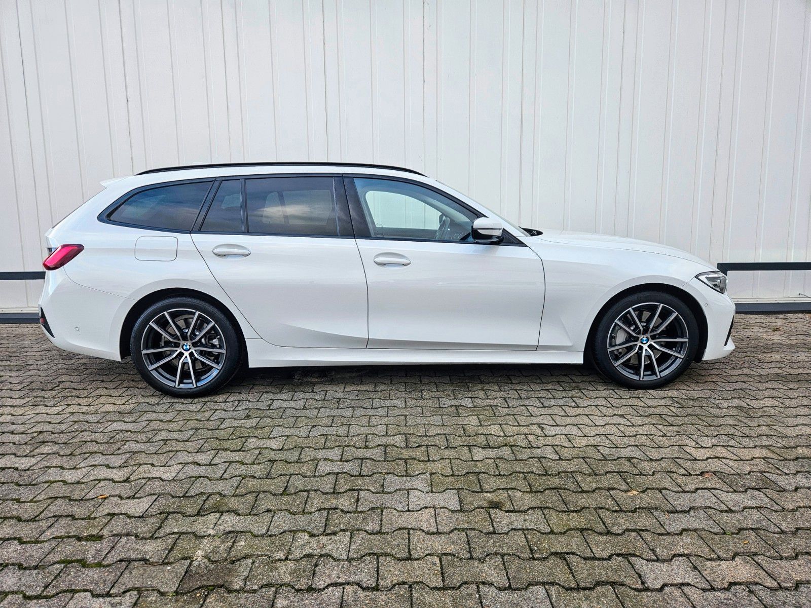 BMW 330i SPORT LINE - Samsaru's Car Outlet