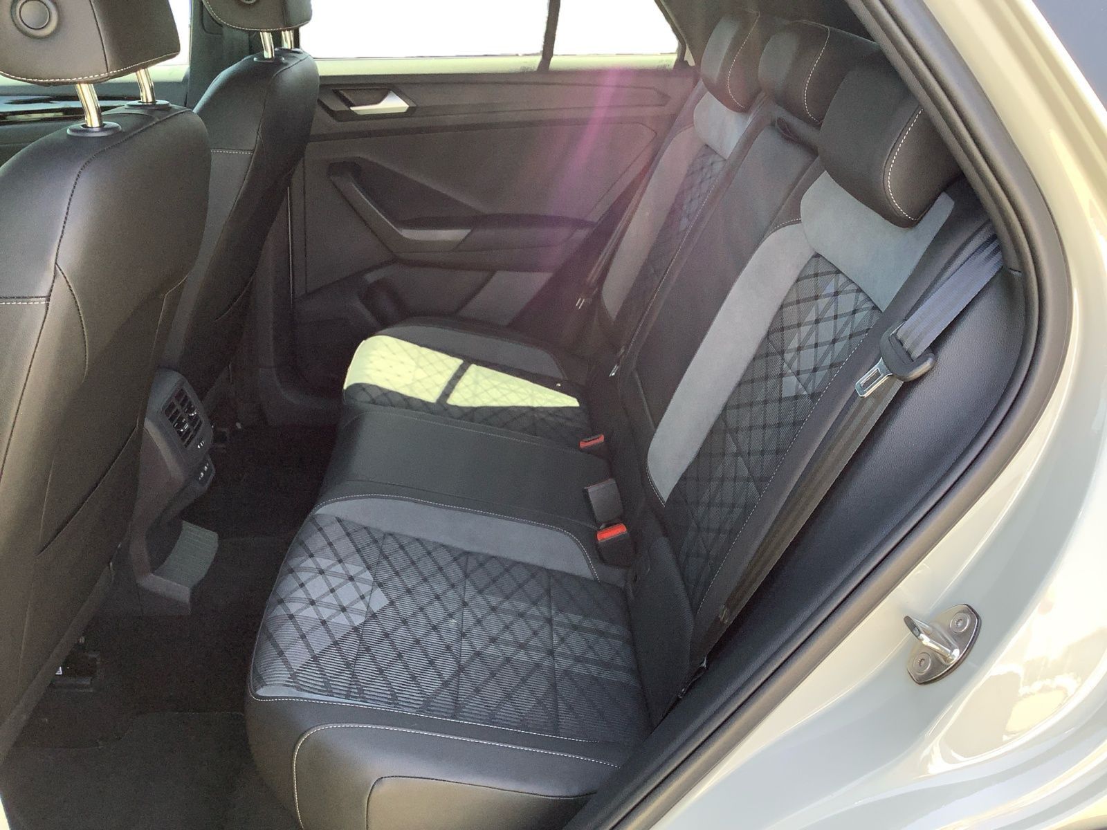 Volkswagen T-Roc 1.5 TSI DSG R-Line - Samsaru's Car Outlet