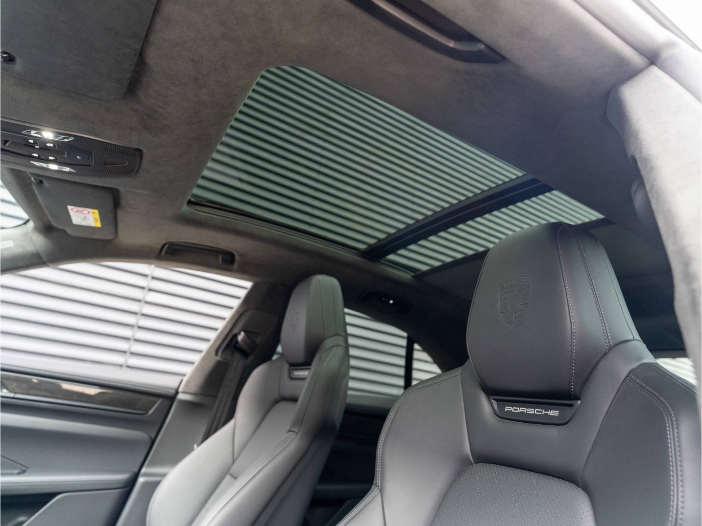 Porsche Macan Electric Turbo Matrix LED Beifahrerdisplay