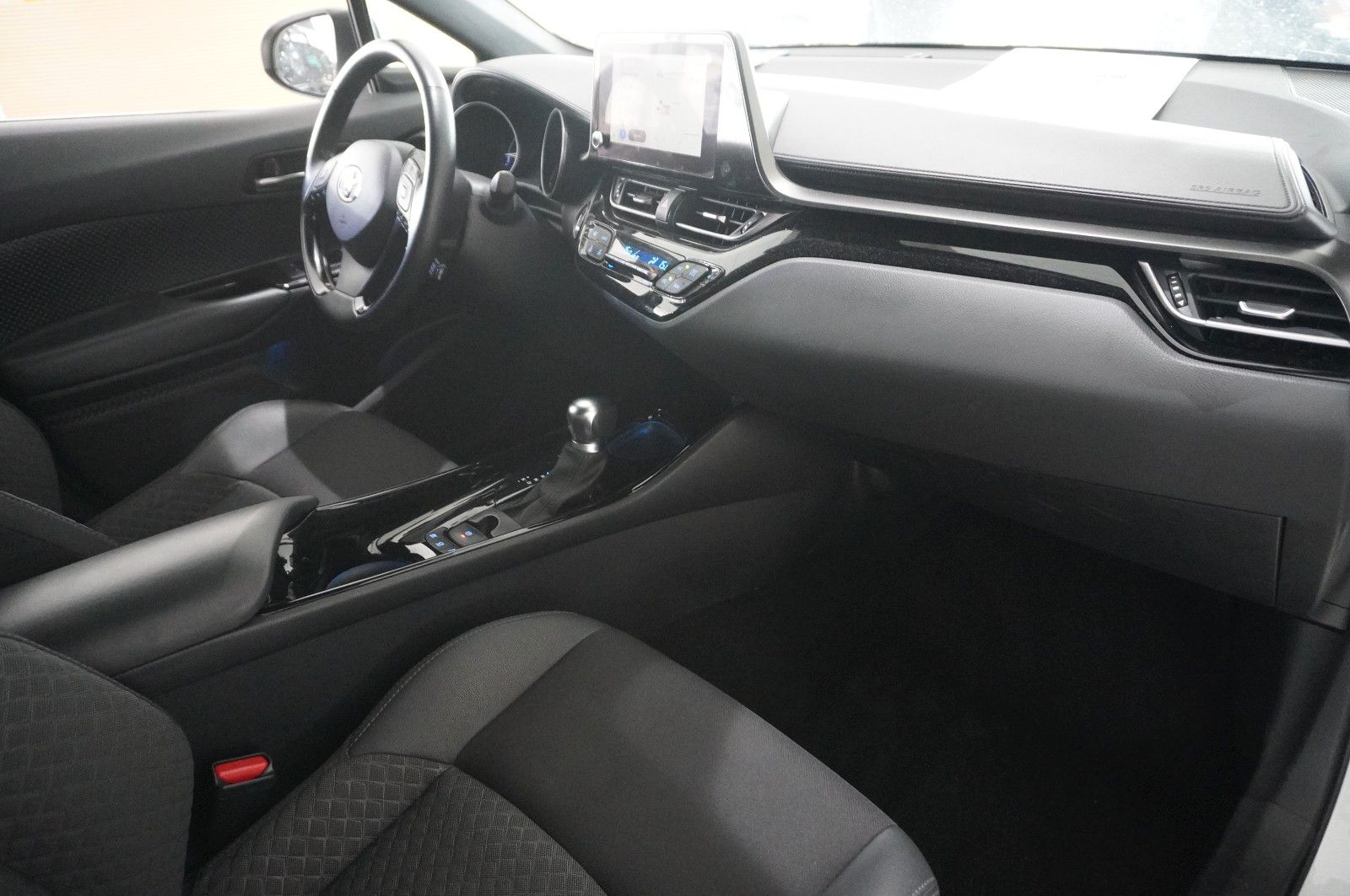 Toyota C-HR 2.0 HYBRID TEAM - Samsaru's Car Outlet
