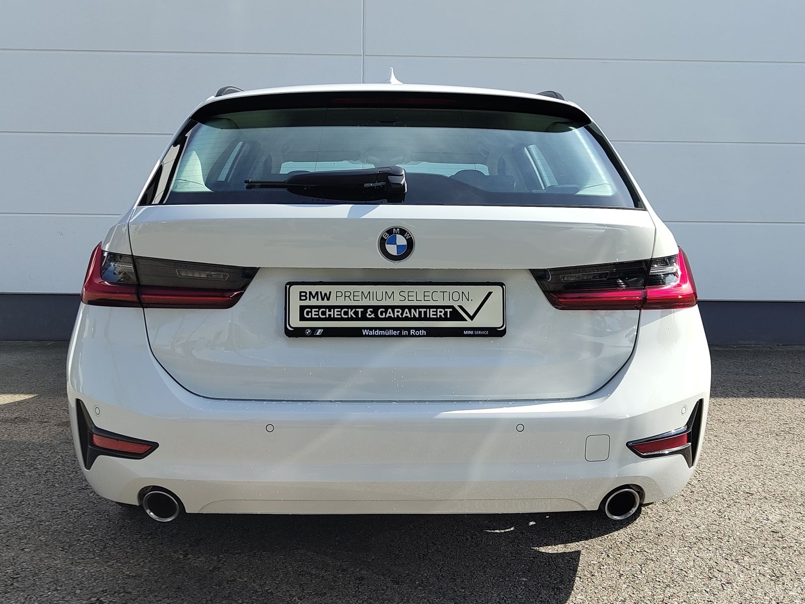 BMW 320i Touring Advantage - Samsaru's Car Outlet
