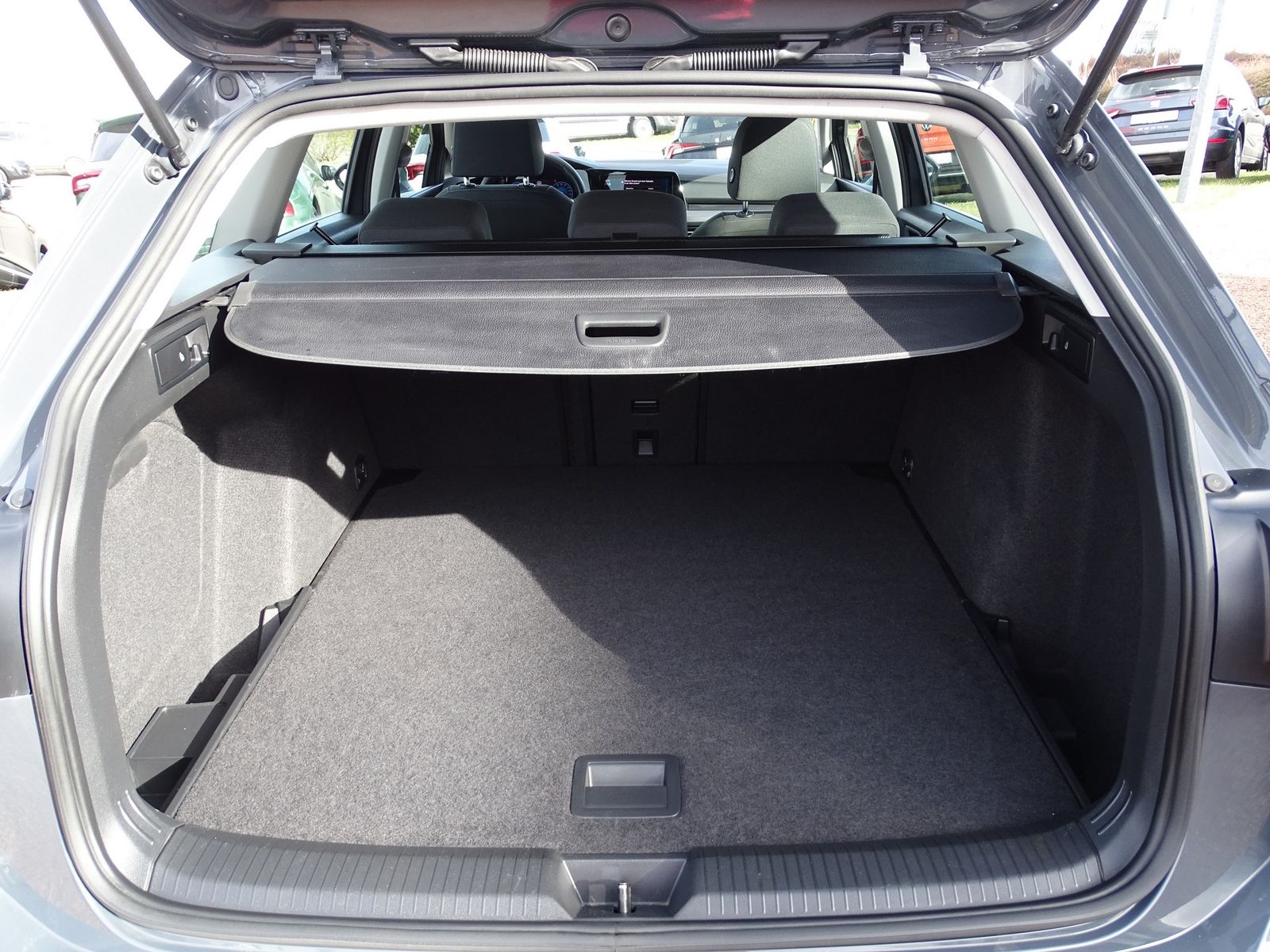 Volkswagen Golf VIII 2.0 TDI Style DSG - Samsaru's Car Outlet