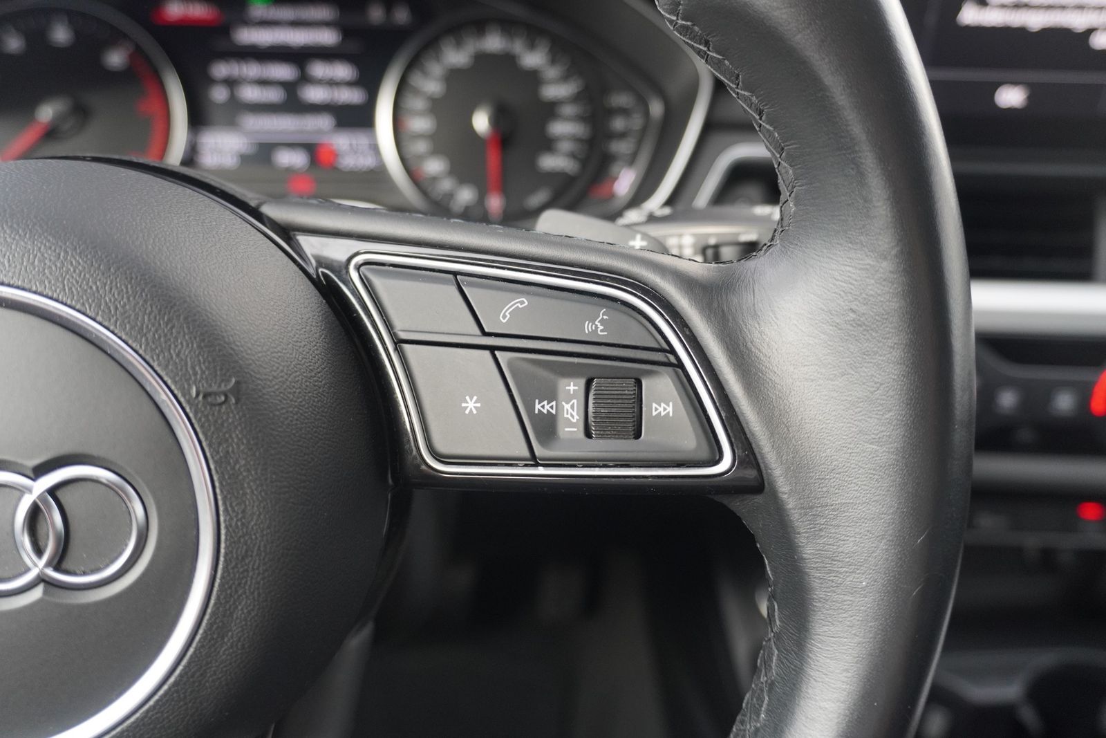 Audi A4 35 2.0 TFSI Avant - Samsaru's Car Outlet