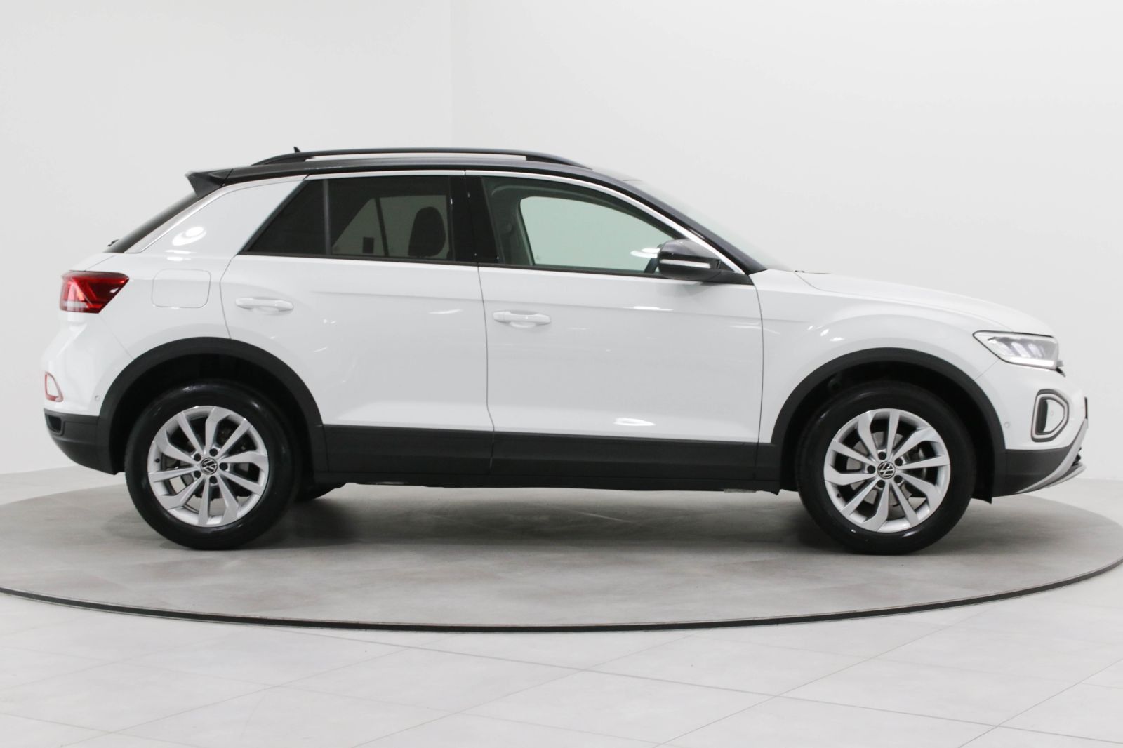 Volkswagen T-ROC 1.5 TSI DSG Life - Samsaru's Car Outlet