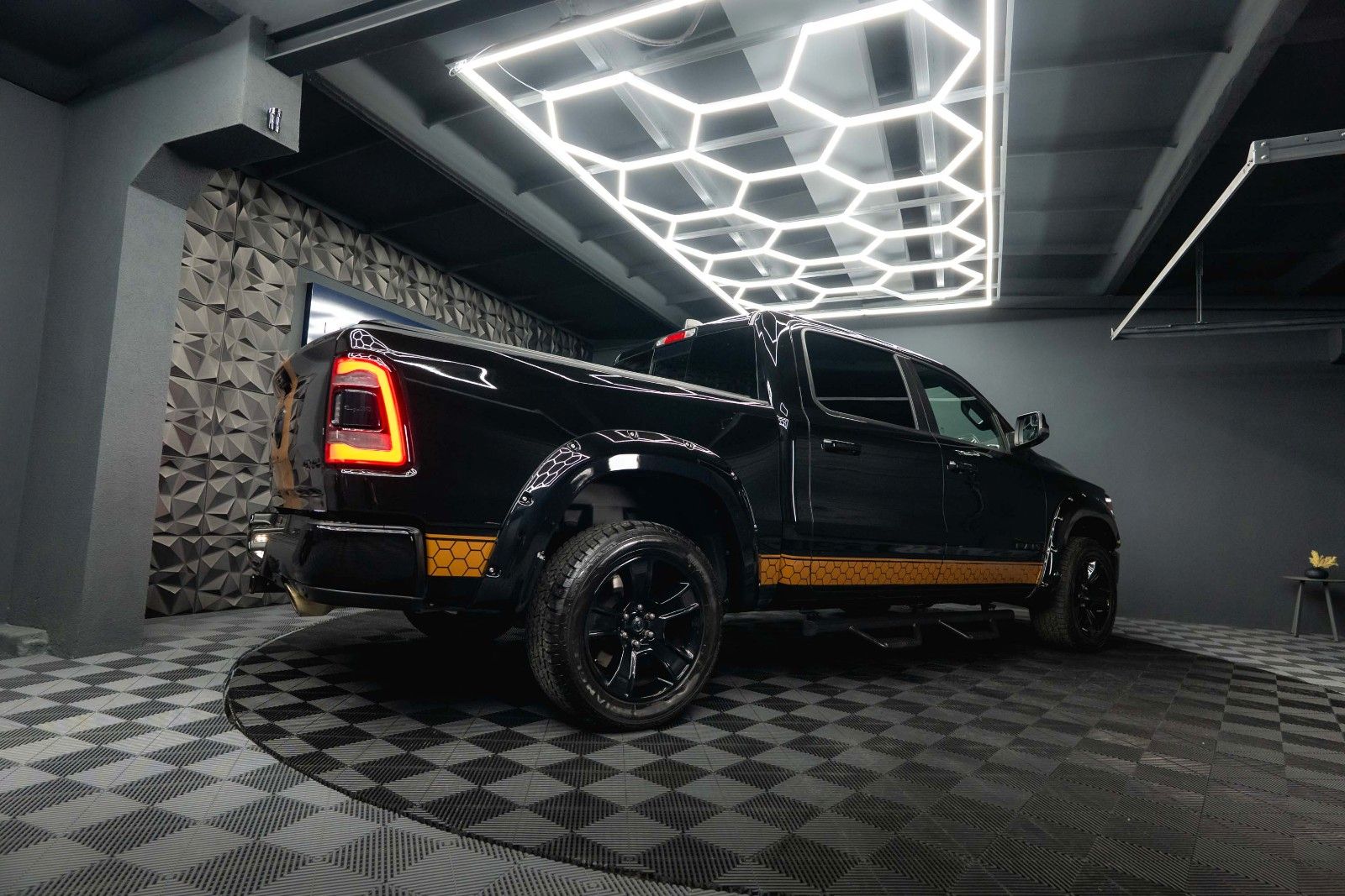 Dodge RAM 5.7 V8 HEMI 4x4 OFFROAD Night Limited 19%