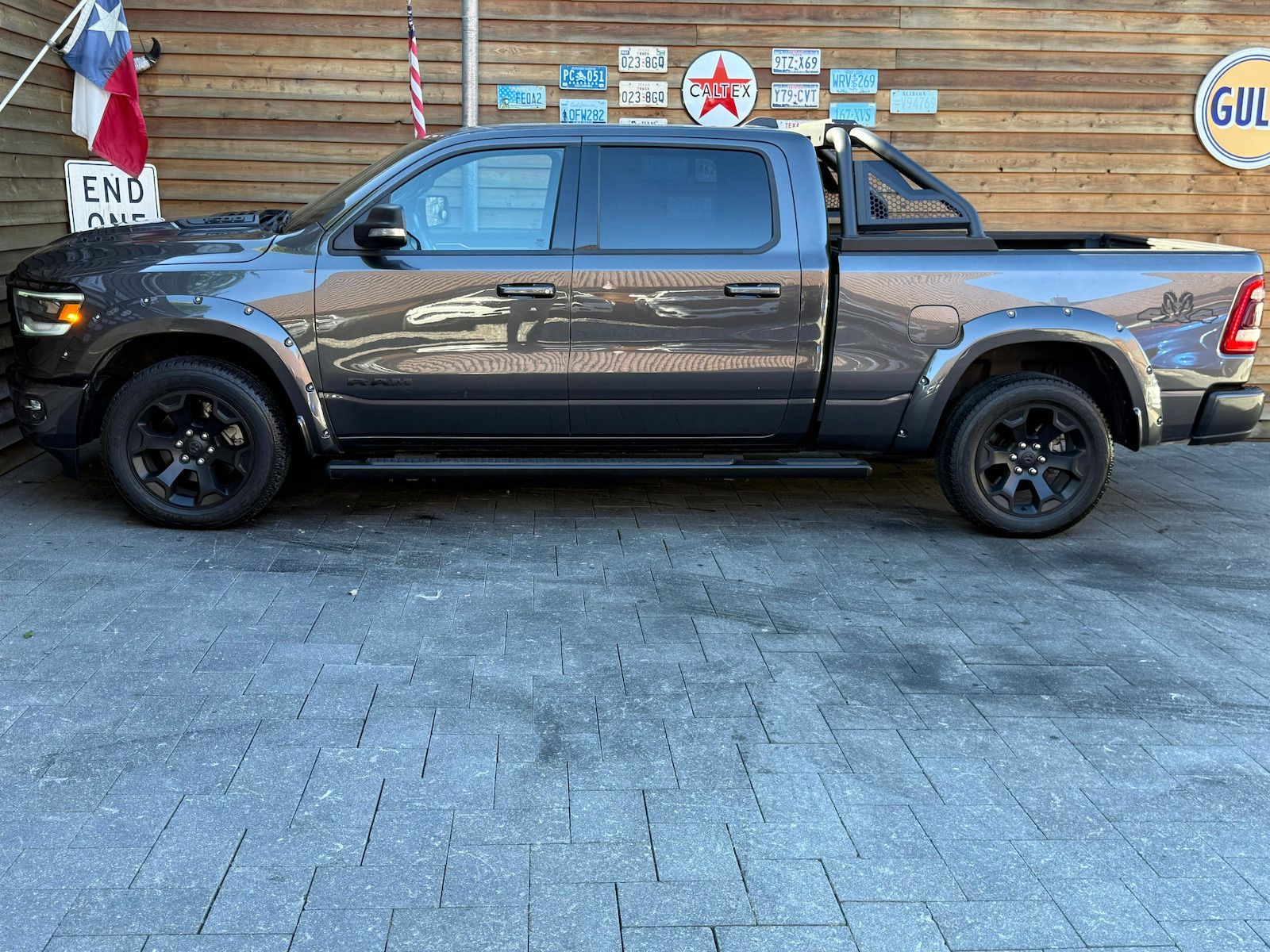 Dodge RAM 1500 5,7L BigHorn Crew Cab LED AHK 4x4 Pano