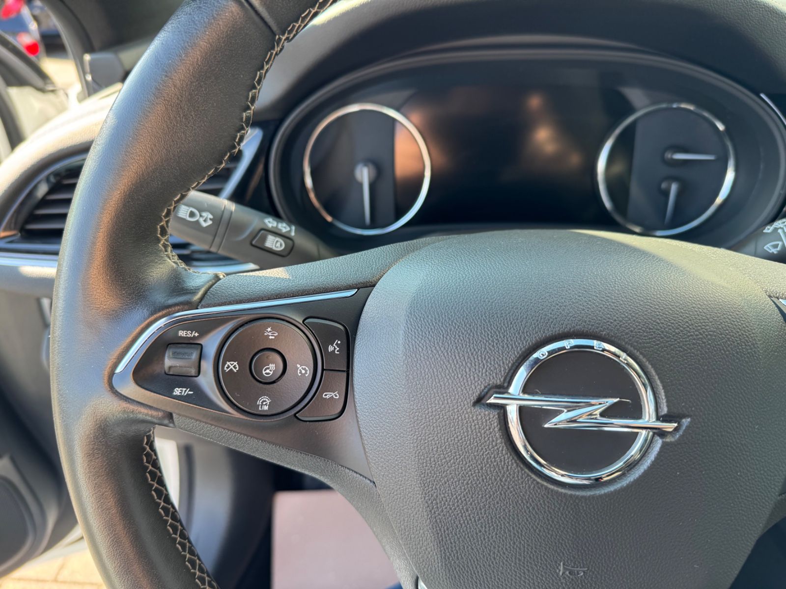 Opel Insignia B Sports Tourer Business - Samsaru's Car Outlet