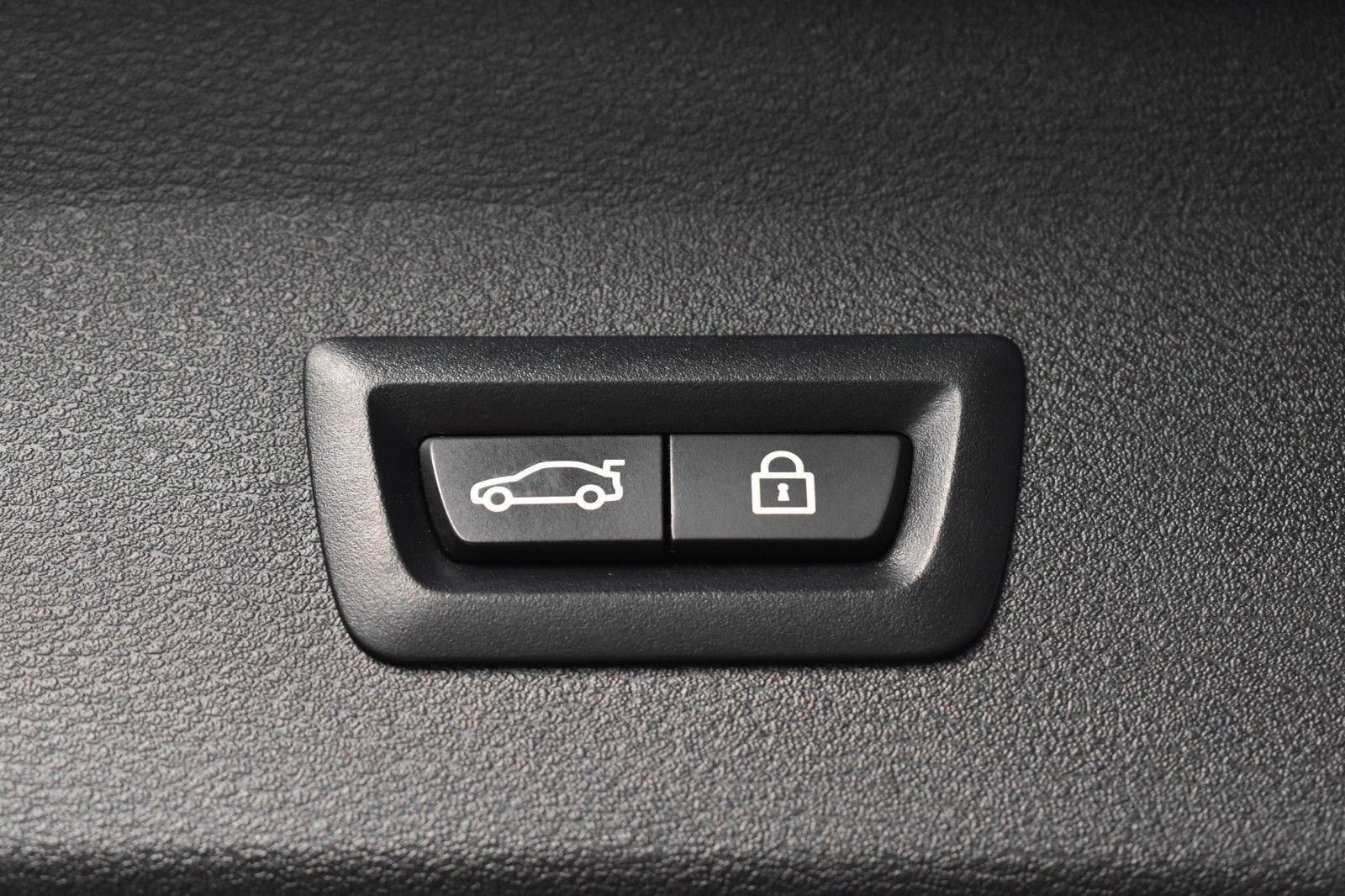 BMW X1 xDrive 18 d M SPORT - Samsaru's Car Outlet