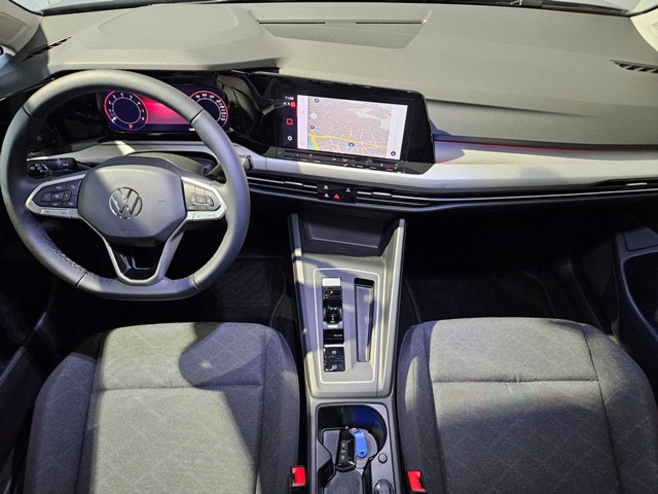 Volkswagen Golf 1.5 eTSI Life DSG - Samsaru's Car Outlet
