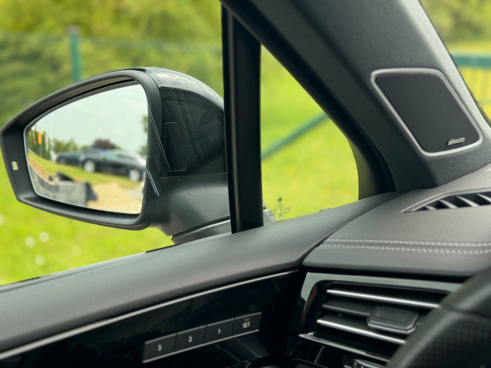 Volkswagen Touareg R-Line 4Motion - Samsaru's Car Outlet