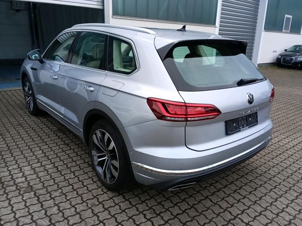 Volkswagen TOUAREG 3.0TSi e-HYBRID 4M - Samsaru's Car Outlet