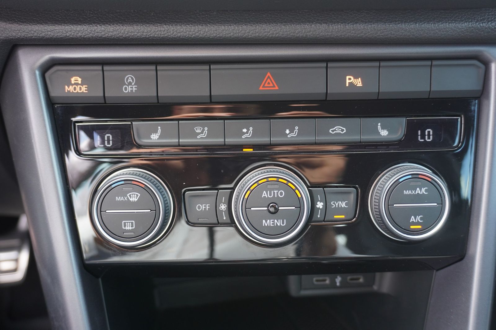 Volkswagen T-Roc 1.5 TSI R-Line - Samsaru's Car Outlet