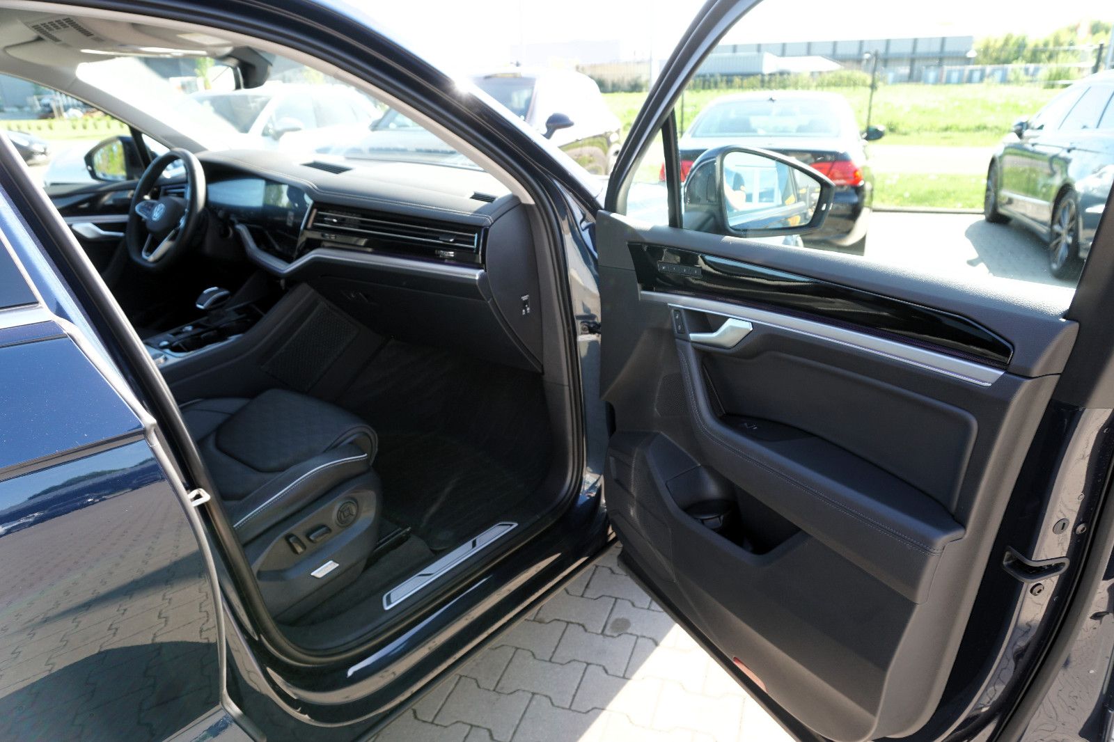 Volkswagen Touareg Elegance 4Motion - Samsaru's Car Outlet