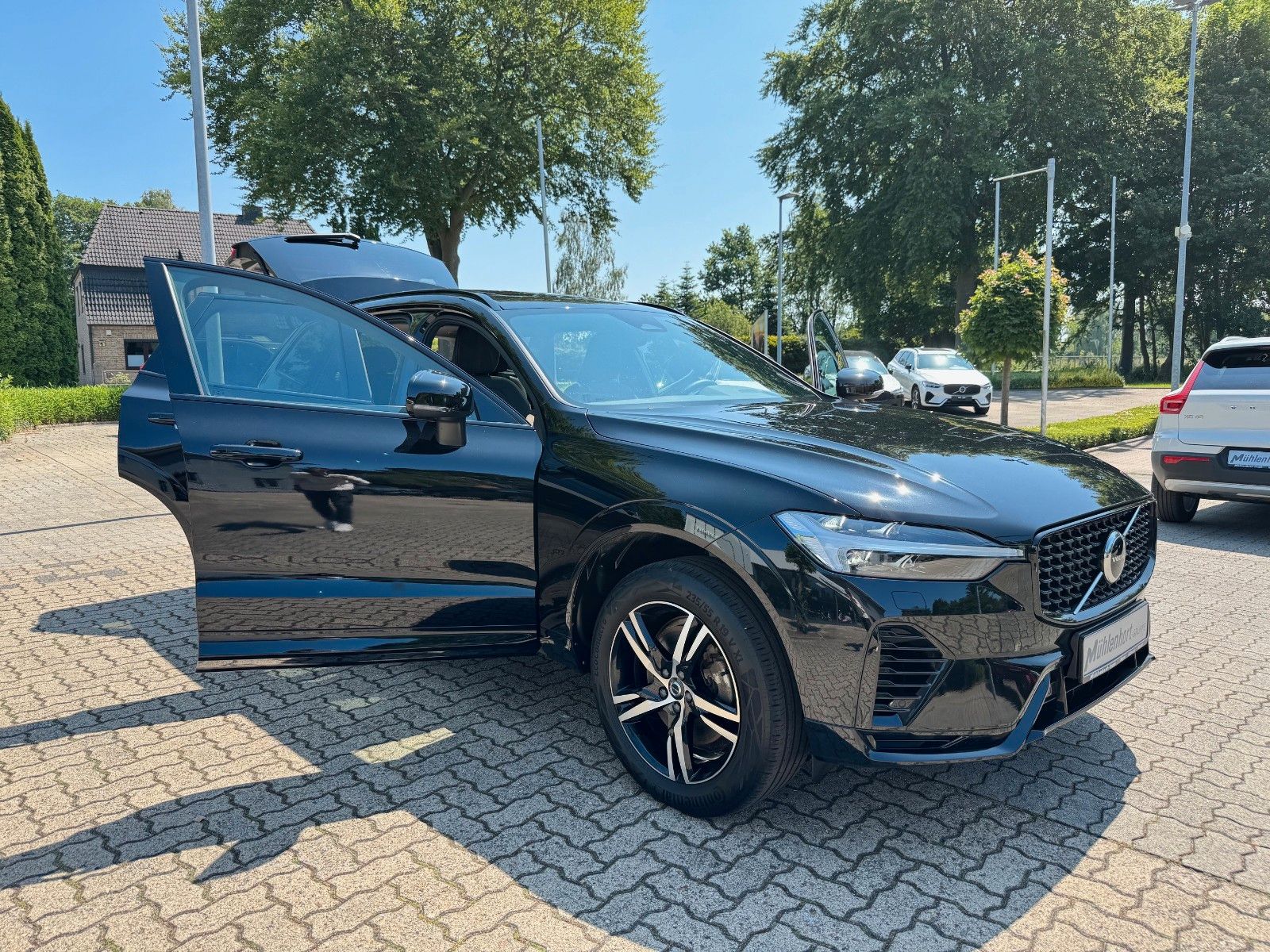 Volvo XC60 T6 Recharge AWD R-DESIGN - Samsaru's Car Outlet