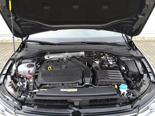 Volkswagen Golf VIII 1.5 TSI Life - Samsaru's Car Outlet