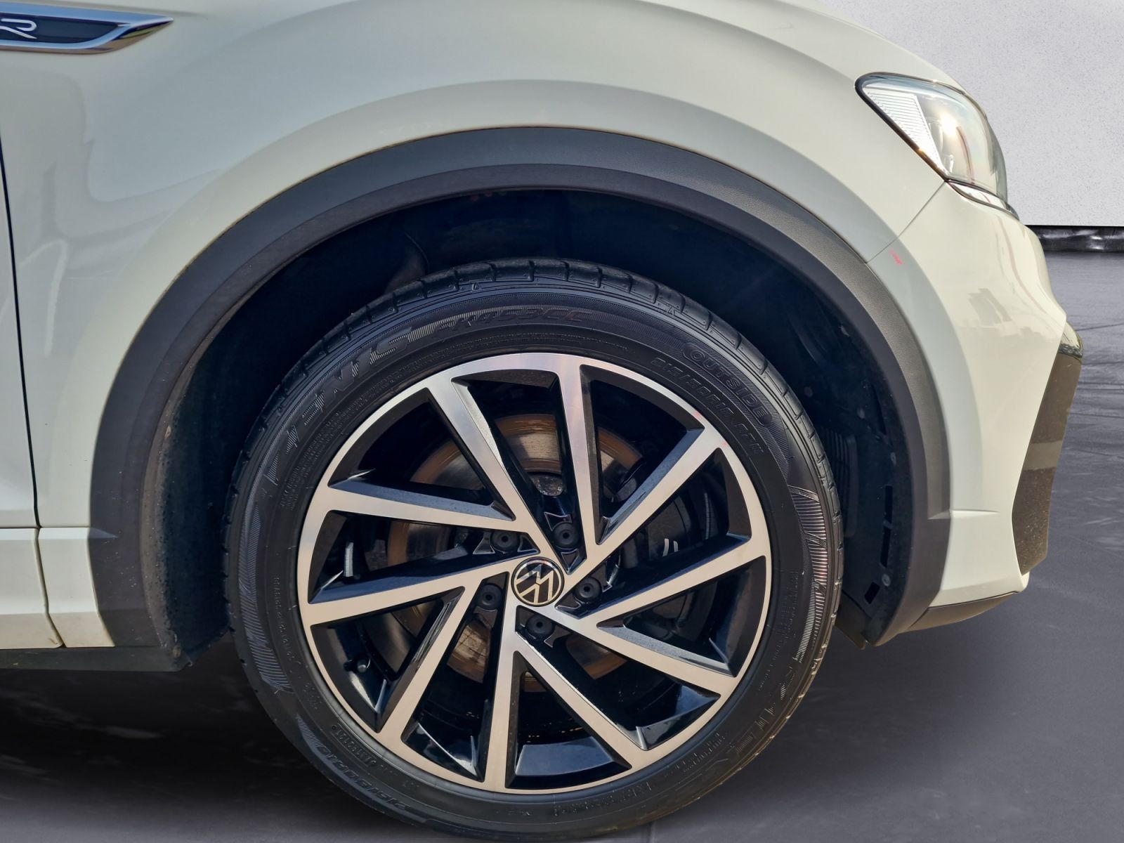 Volkswagen T-Roc 2.0 TSI 4MOTION DSG R - Samsaru's Car Outlet