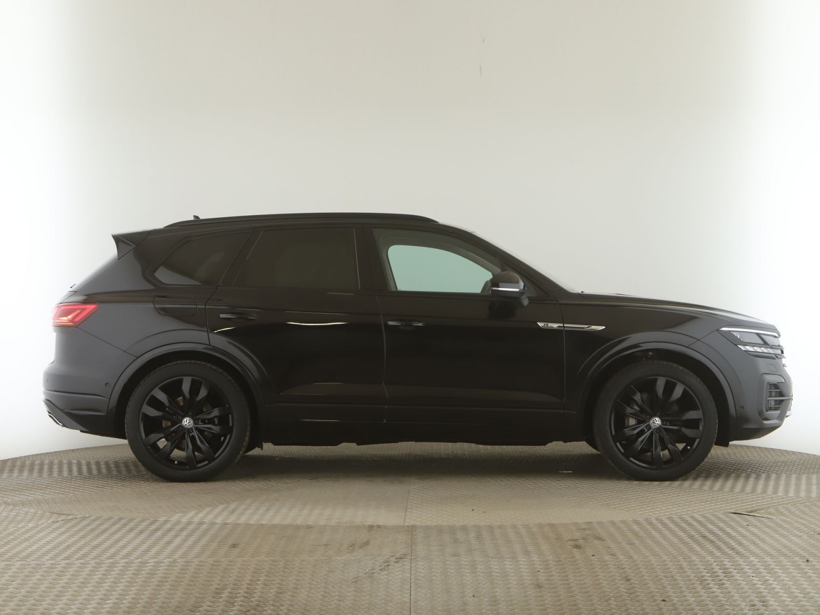 Volkswagen Touareg 3.0 TDI R-Line 4M - Samsaru's Car Outlet