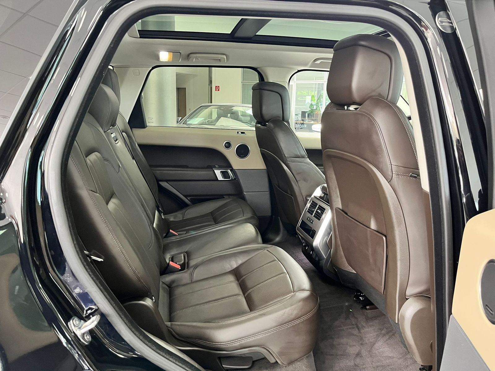 Range Rover Sport HSE P400e - Samsaru's Car Outlet