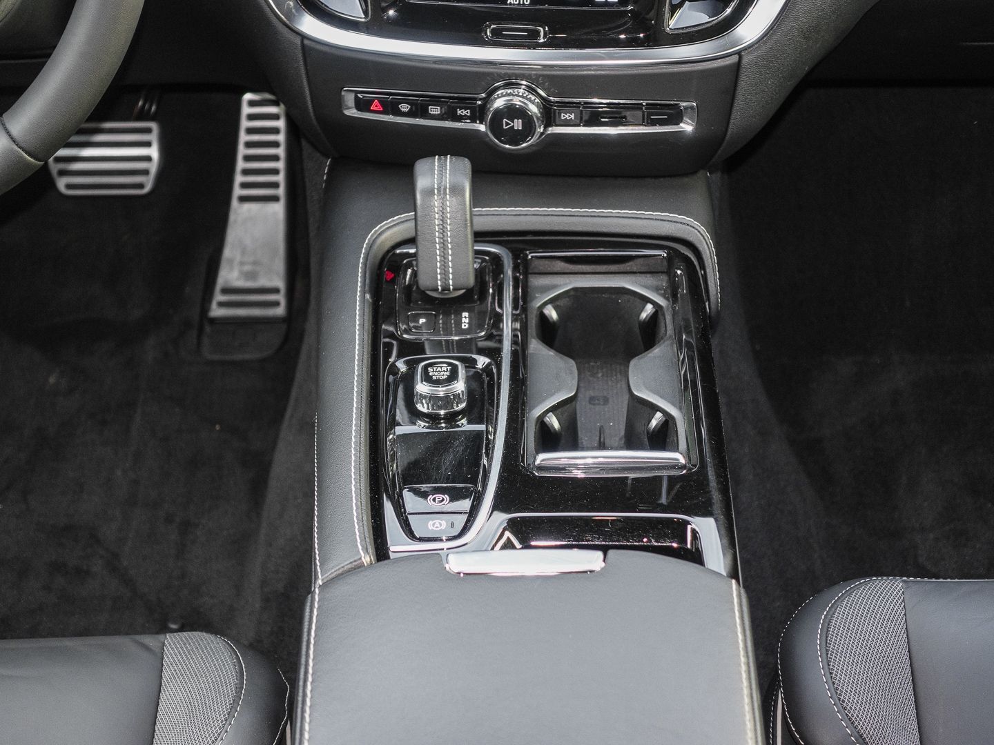 Volvo V60 R Design Recharge Plug-In Hybrid AWD AHK Nav