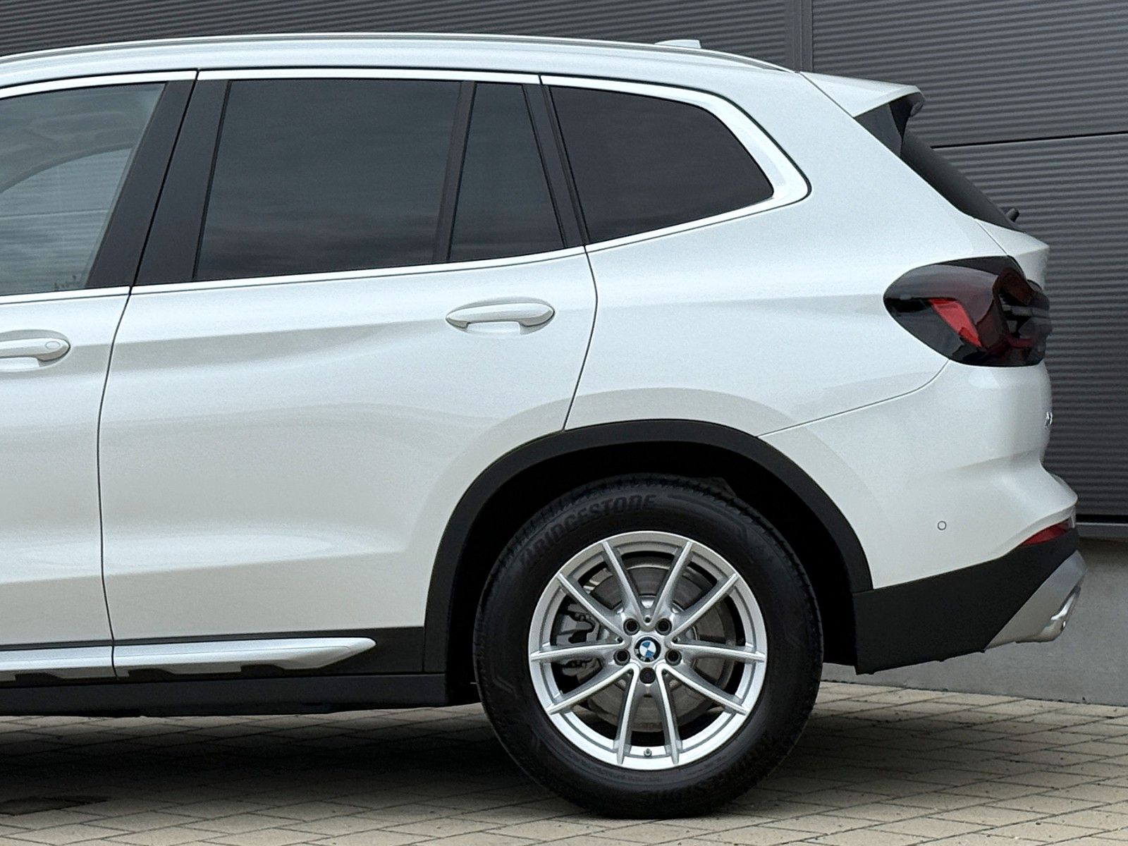 BMW X3 xDrive 20i Laser - Samsaru's Car Outlet