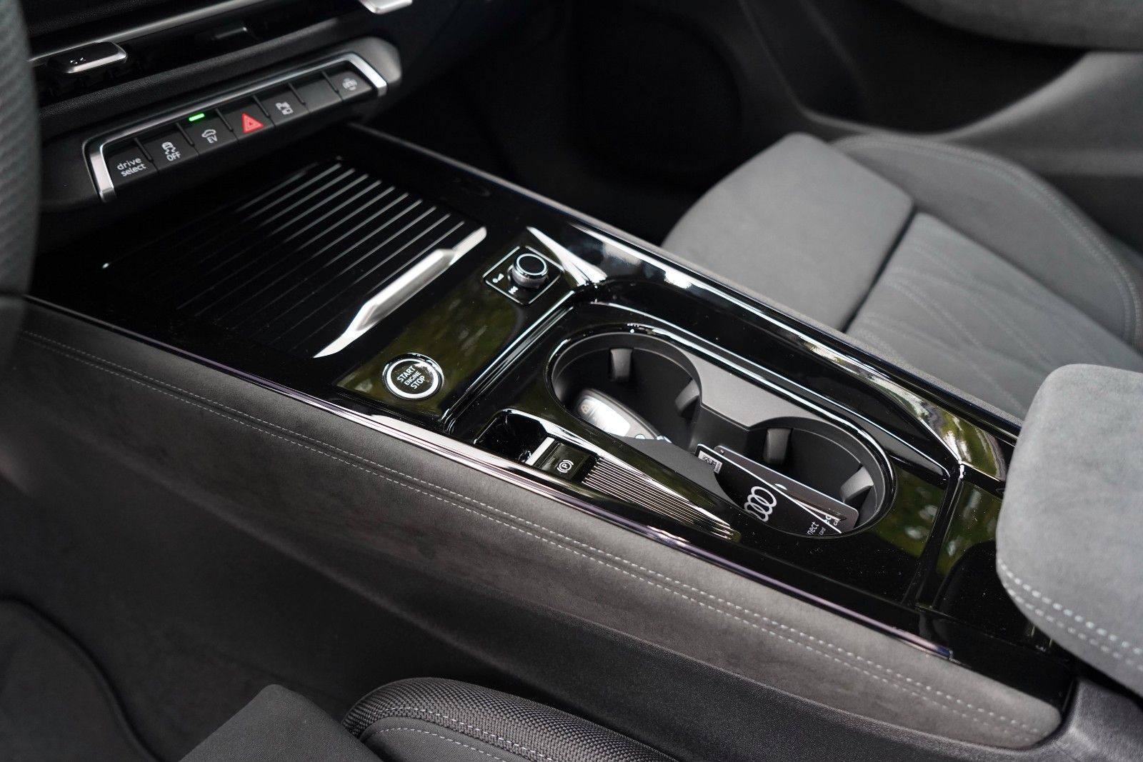 Audi Q3 SUV e-hybrid AHK S-LINE PANO TECH PRO MATRIX
