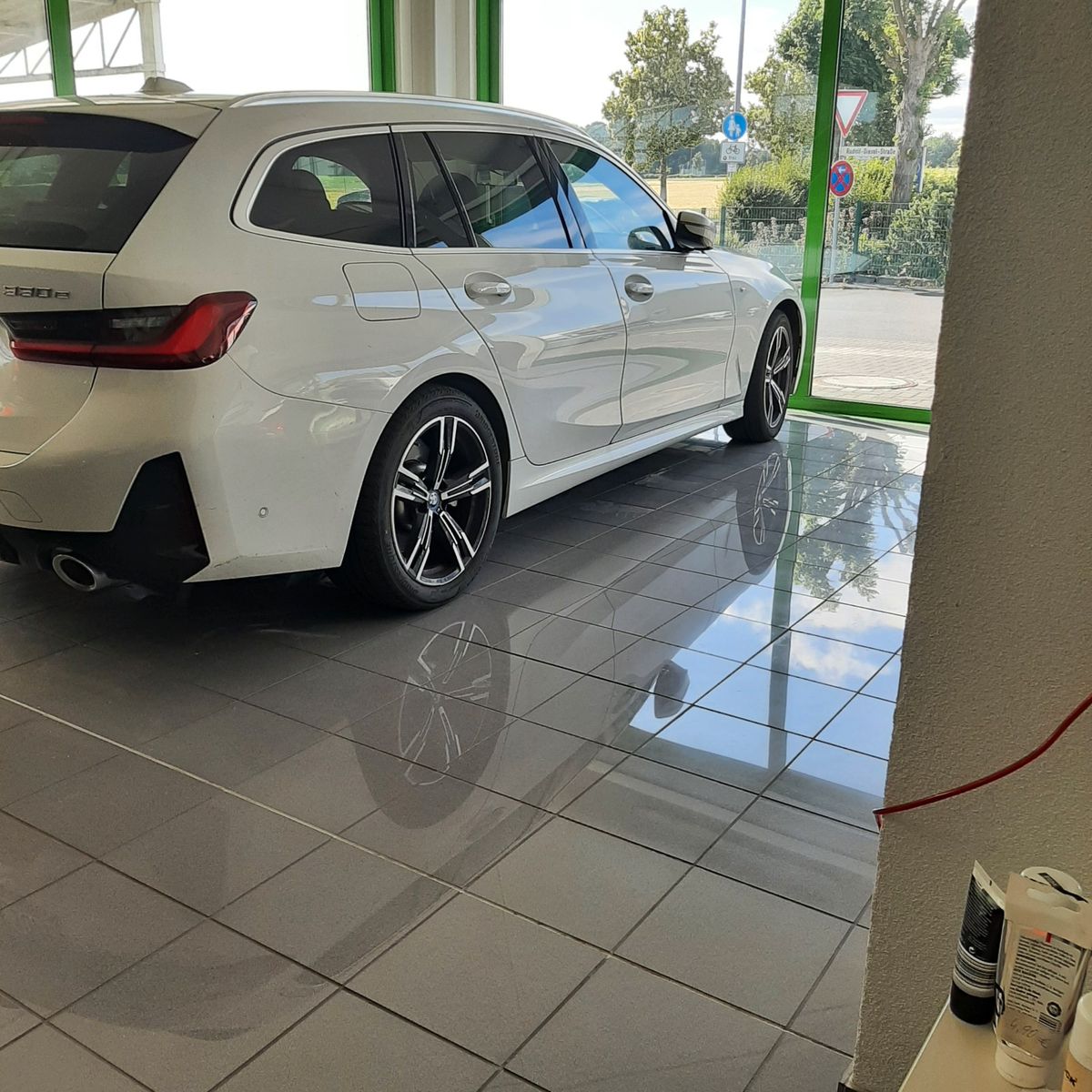 BMW 330e M-Sport - Samsaru's Car Outlet