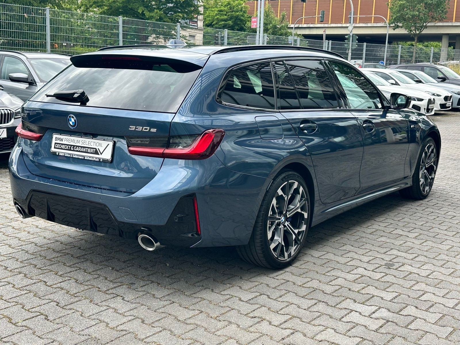 BMW 330e xDrive Touring M Sport Stop&Go Pano AHK 19"