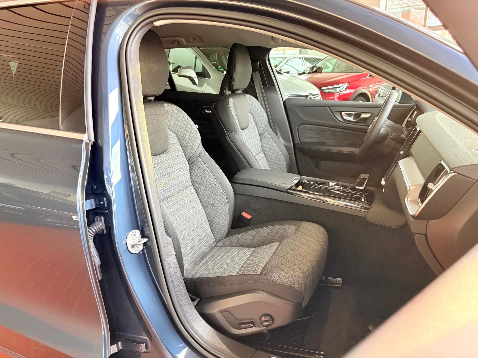 Volvo V60 T6 Kombi Core Recharge Plug-In Hybrid AWD