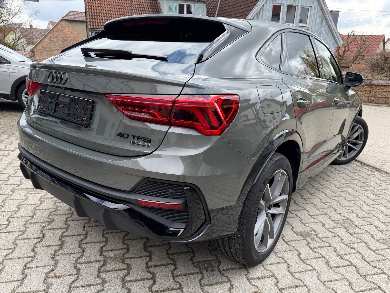 Audi Q3 Sportback 40 TFSI quattro S line, fast VOLL