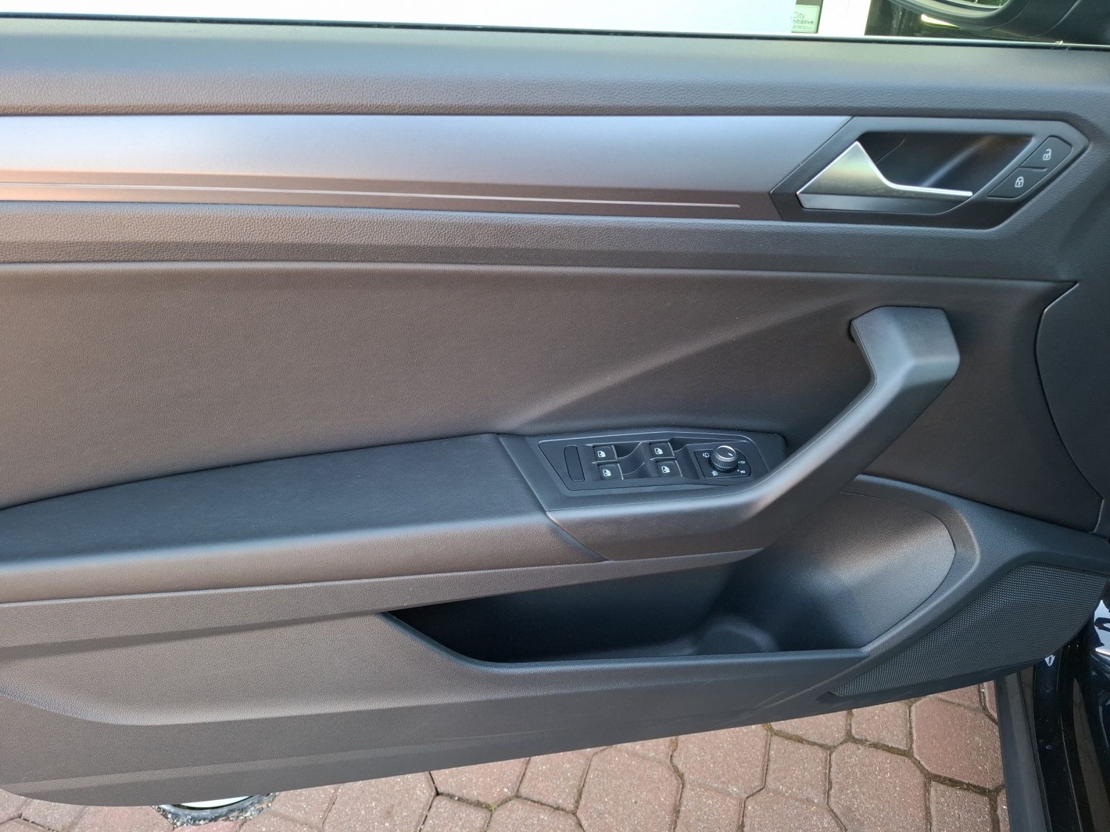 Volkswagen T-Roc TSI R-line DSG - Samsaru's Car Outlet