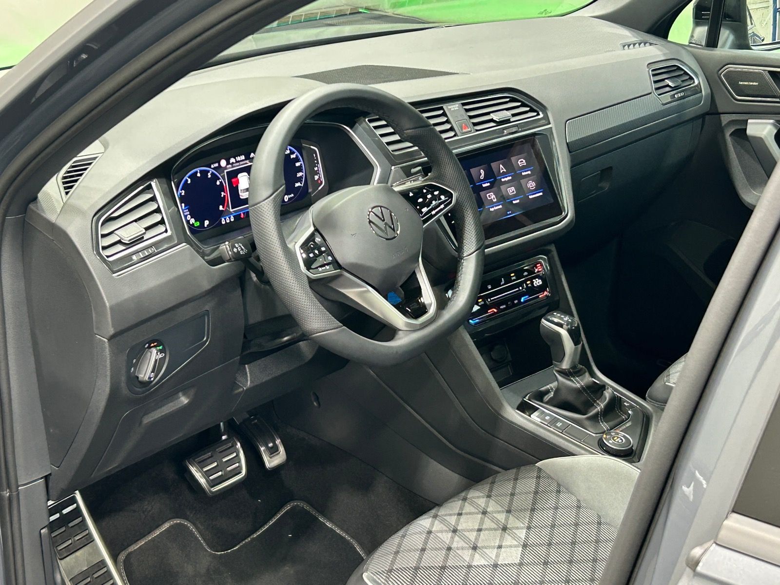 Volkswagen Tiguan R-Line 2.0 TSI DSG 4M - Samsaru's Car Outlet