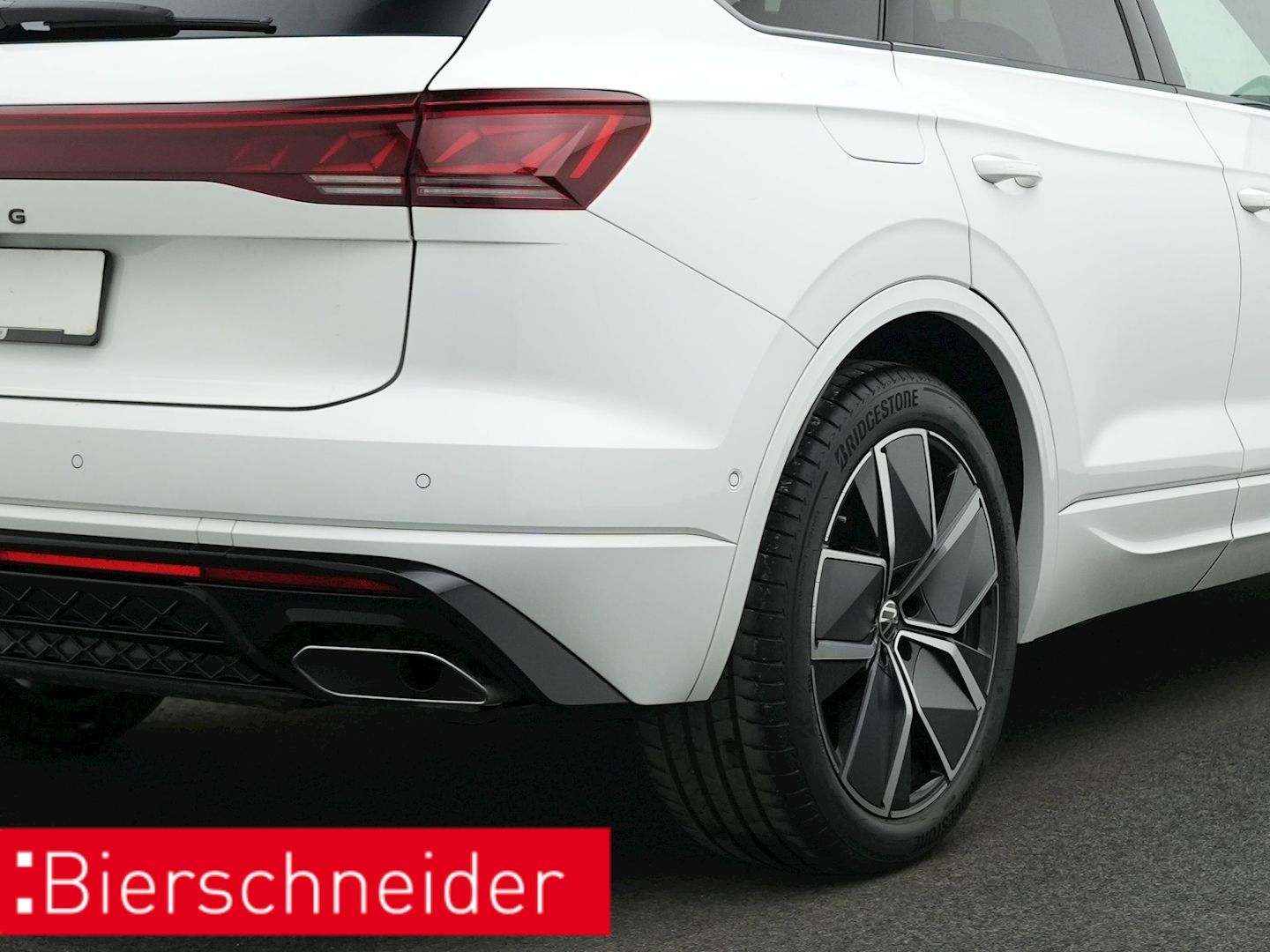 Volkswagen Touareg 3.0 TDI R-line BLACK-STYLE - Samsaru's Car Outlet