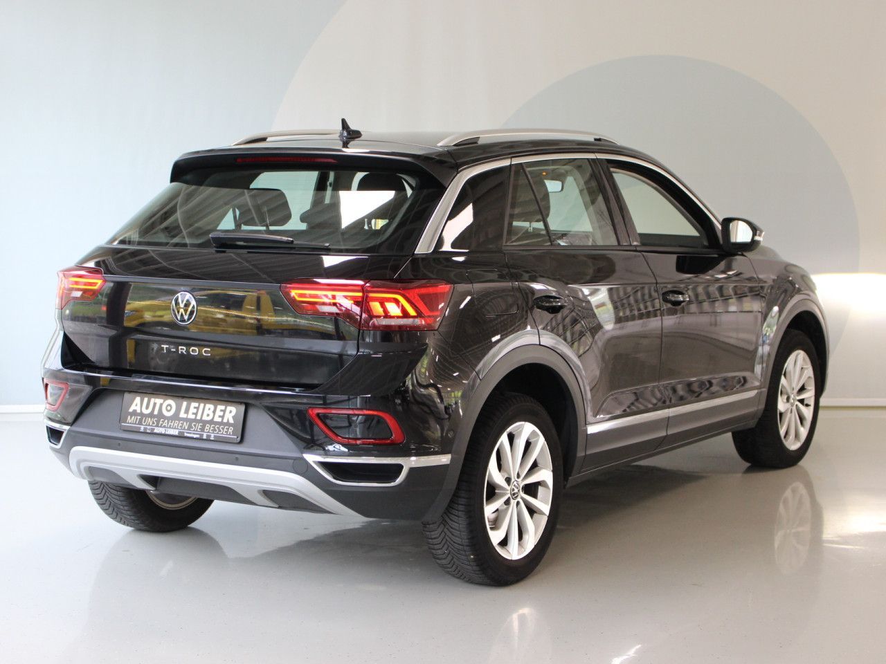 Volkswagen T-Roc 1.5 TSI ACT Style DSG - Samsaru's Car Outlet