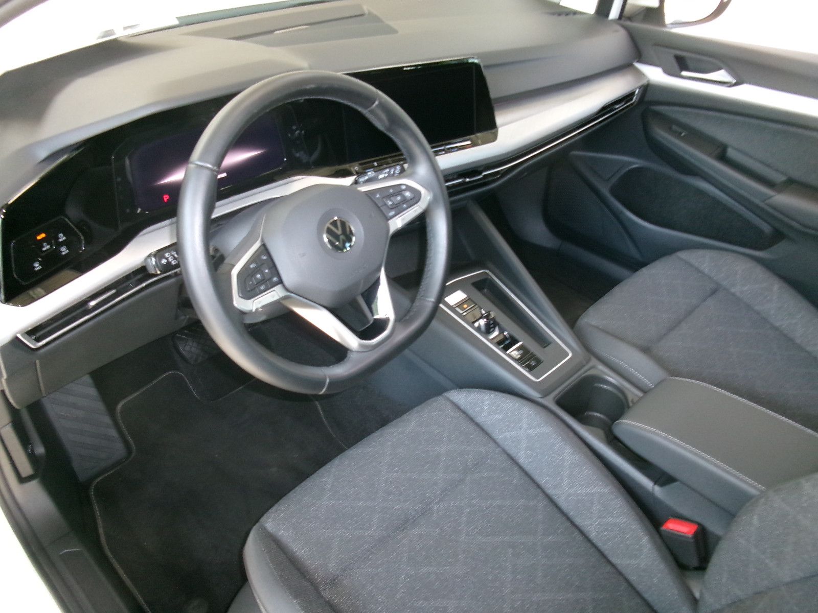 Volkswagen Golf VIII Variant eTSI Life - Samsaru's Car Outlet