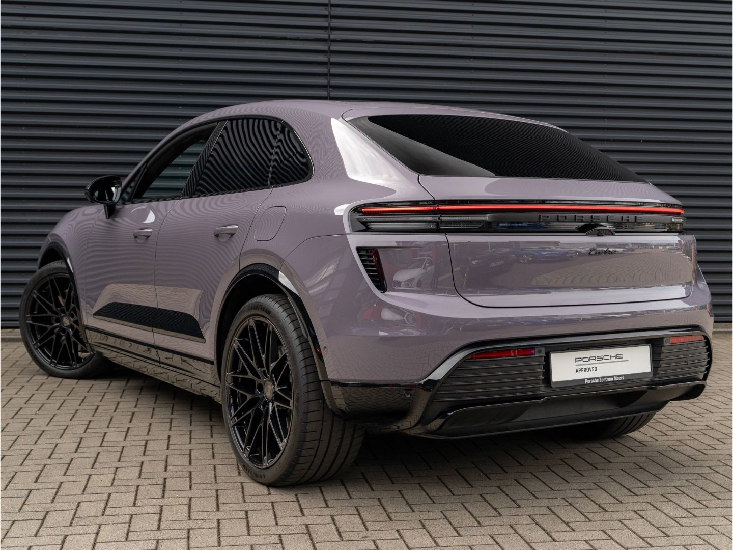 Porsche Macan Electric Turbo Matrix LED Beifahrerdisplay