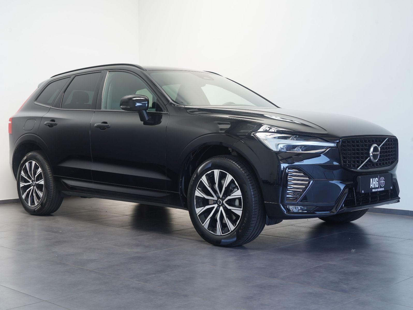 Volvo XC60 B4 D AWD Plus Dark - Samsaru's Car Outlet