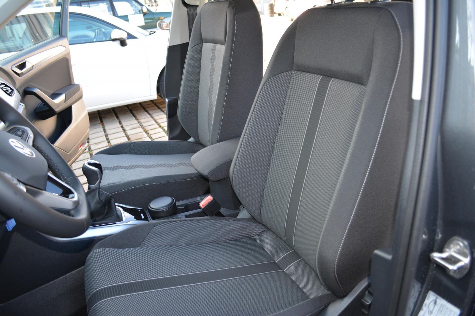 Volkswagen T-Roc Life Plus - Samsaru's Car Outlet