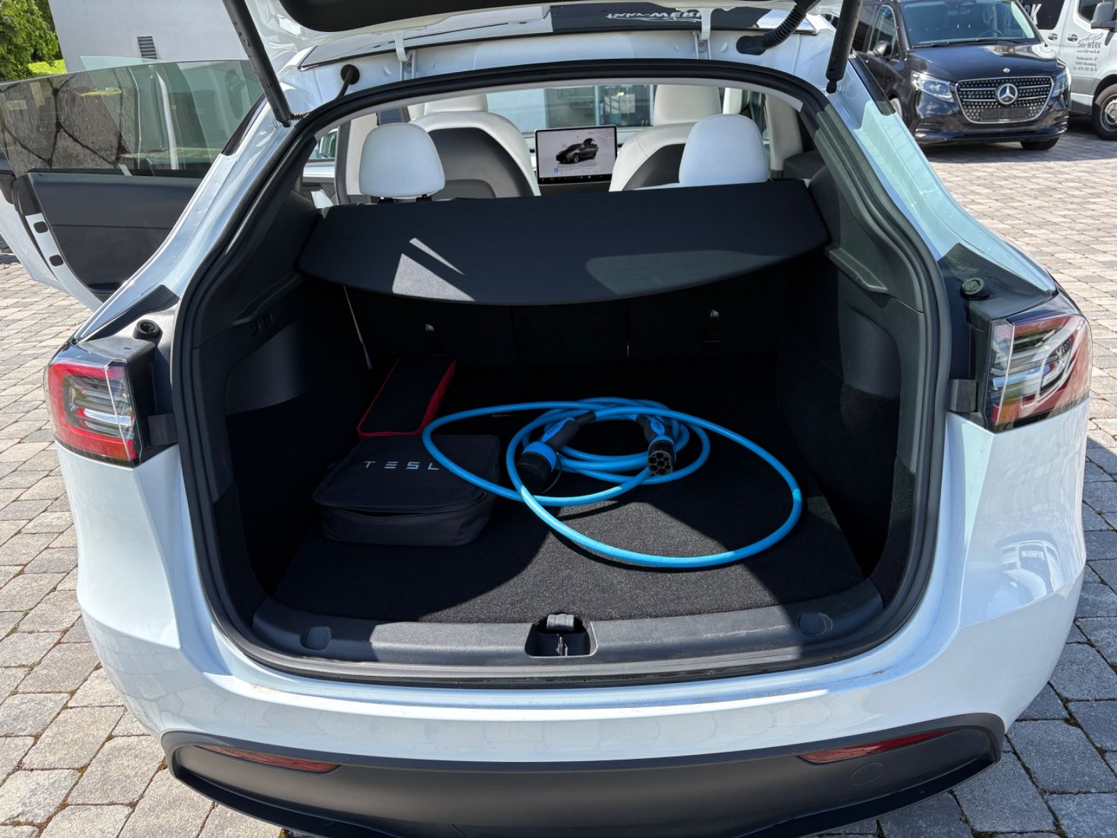 Tesla Model Y RWD Innen weiß
