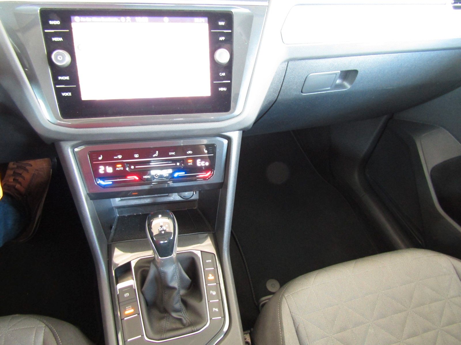 Volkswagen Tiguan 1.4 TSI Life eHybrid Plug-in - Samsaru's Car Outlet