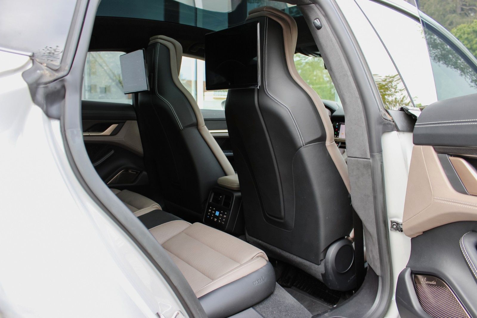 Porsche Taycan Turbo S / ENTERTAINMENT / BEIFAHRER DISP.