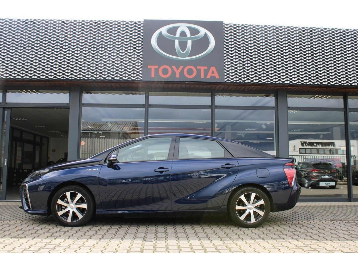 Toyota Mirai - Samsaru's Car Outlet