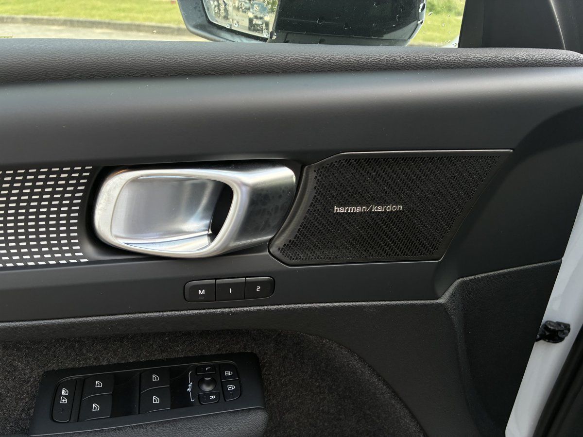 Volvo XC40 B4 Plus Dark AHK LED 360° 8-fach