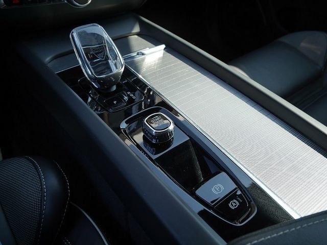 Volvo XC60 B4 Plus Dark SHZ H/K HGSD NAVI FACEL. LED