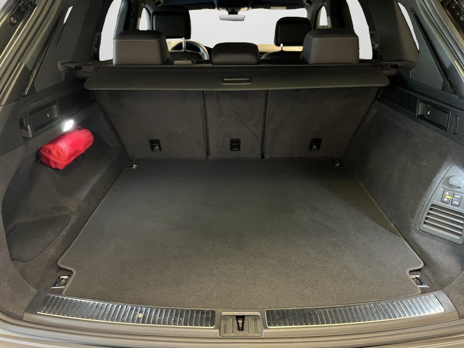 Volkswagen Touareg 3.0 TDI R-Line - Samsaru's Car Outlet