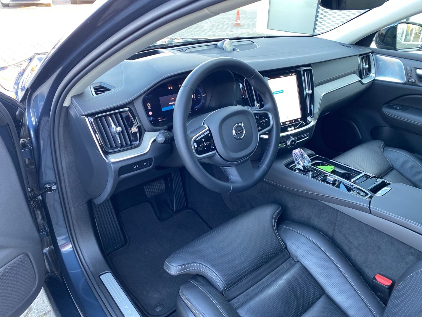 Volvo V60 T6 AWD Ultra Dark Recharge B&W HUD Pano-Dach