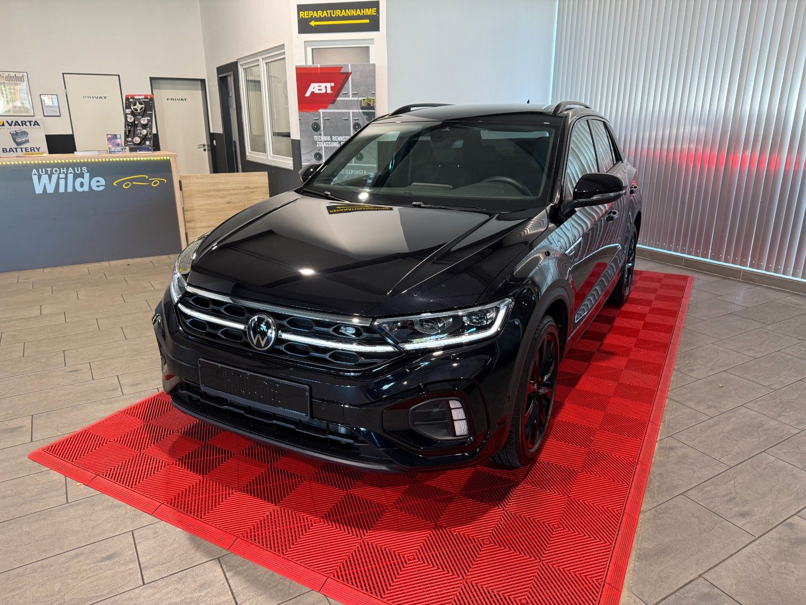 Volkswagen T-Roc R-Line - Samsaru's Car Outlet