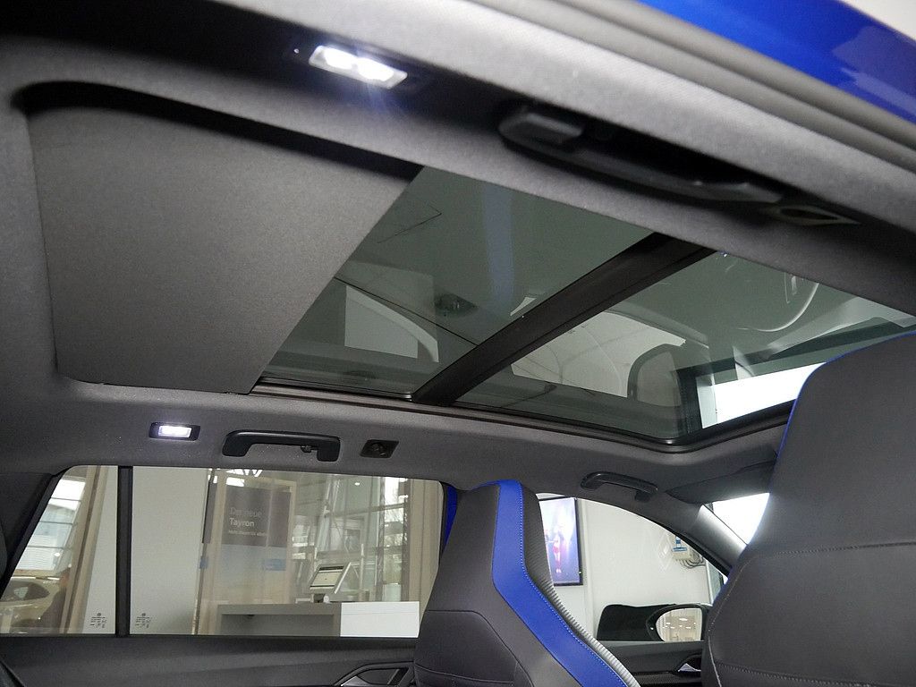 Volkswagen Golf Variant R 2.0 TSI 4Motion DSG PANO AHK MATR