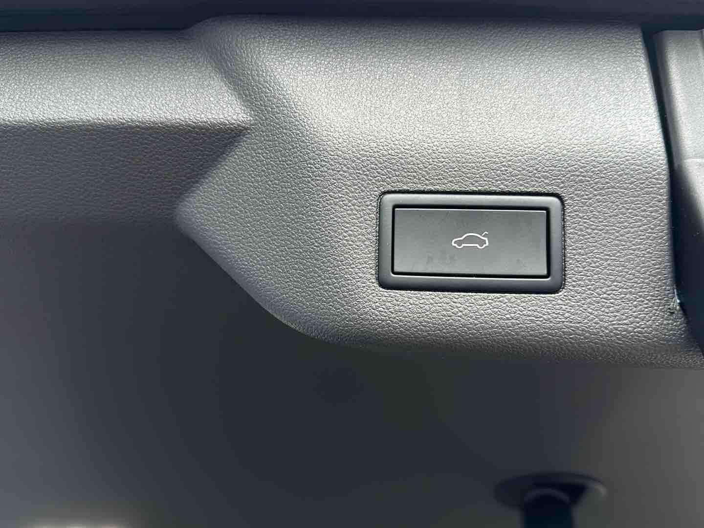 Volkswagen T7 Multivan 2.0 TDI Life - Samsaru's Car Outlet