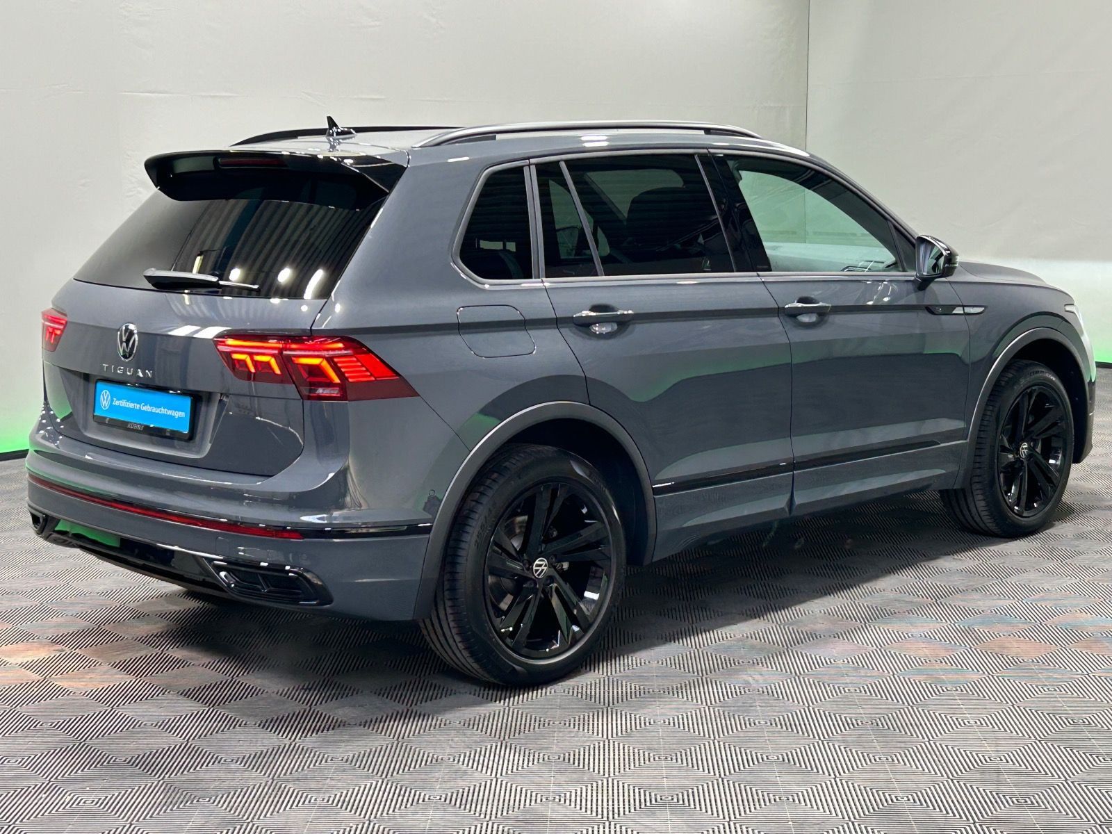 Volkswagen Tiguan R-Line 2.0 TSI DSG 4M - Samsaru's Car Outlet