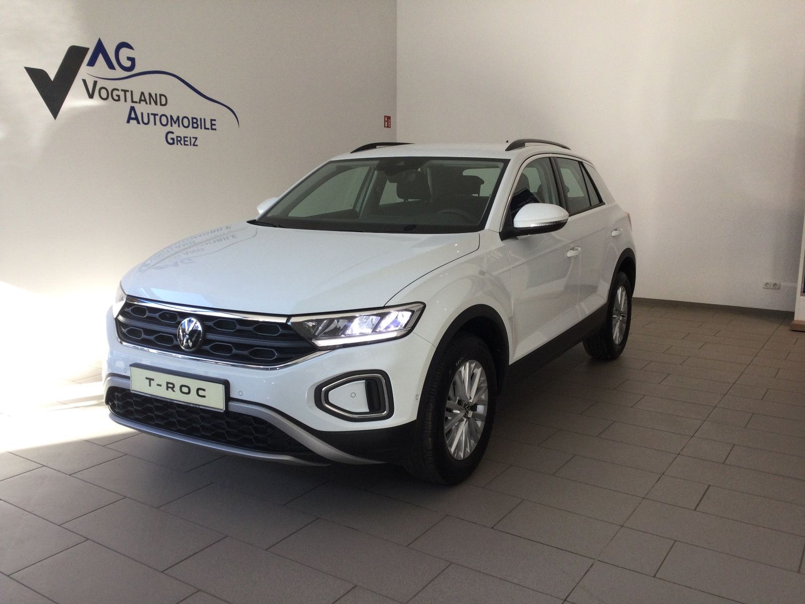 Volkswagen T-Roc Life - Samsaru's Car Outlet